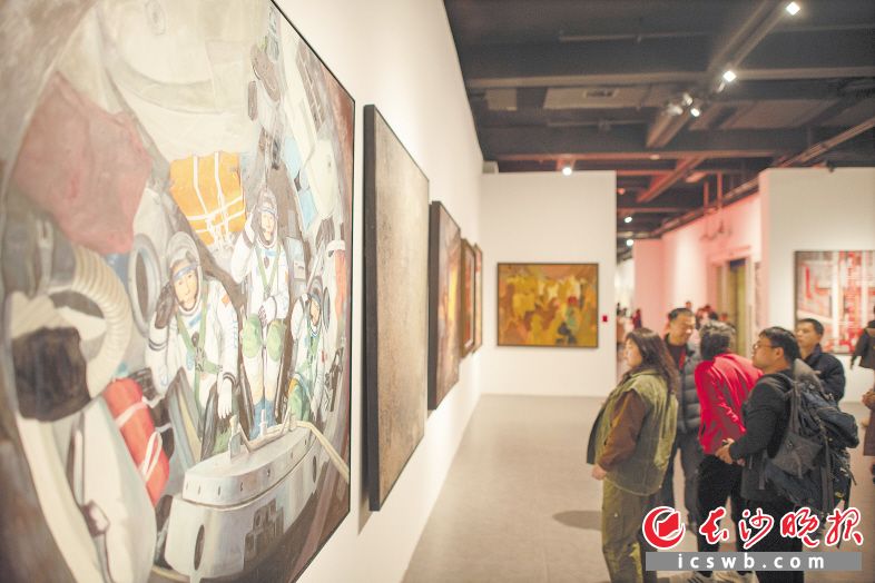 观众在长沙美术馆观看第十四届全国美展长沙选送美术作品展。图片均为长沙晚报全媒体记者 黄启晴 摄